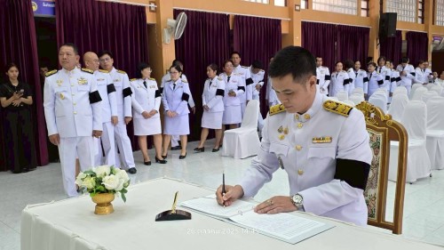 เทศบาลนครแม่สอด ร่วมพิธีถวายน้ำสรงพระบรมศพเบื้องหน้าพระฉายาลักษณ์สมเด็จพระนางเจ้าสิริกิติ์ พระบรมราชินีนาถ พระบรมราชชนนีพันปีหลวง