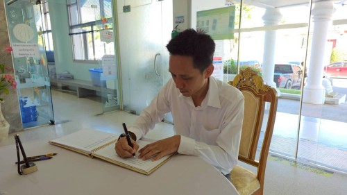 ทน.แม่สอด จัดให้มีการลงนามถวายความอาลัย และถวายสักการะหน้าพระฉายาลักษณ์ สมเด็จพระนางเจ้าสิริกิติ์ พระบรมราชินีนาถ พระบรมราชชนนีพันปีหลวง
