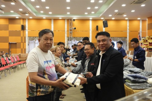 เทศบาลนครแม่สอด ร่วมกิจกรรมมอบเสื้อกันหนาว ส่งต่อความอบอุ่น สู่หัวใจชาวเทศบาลนครแม่สอด
