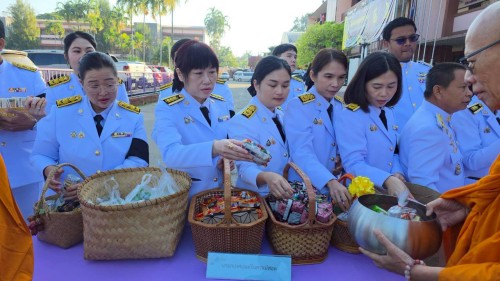 ทน.แม่สอด ร่วมพิธีเจริญพระพุทธมนต์และทำบุญตักบาตรถวายพระราชกุศล เนื่องในวันคล้ายวันพระบรมราชสมภพ พระบาทสมเด็จพระบรมชนกาธิเบศร มหาภูมิพลอดุลยเดชมหาราช บรมนาถบพิตร วันชาติและวันพ่อแห่งชาติ 5 ธันวาคม 2568