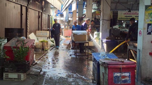 เทศบาลนครแม่สอด ลงพื้นที่ทำความสะอาดตลาดสดบ้านเหนือ เพื่อความสะอาดปลอดภัยถูกสุขอนามัย