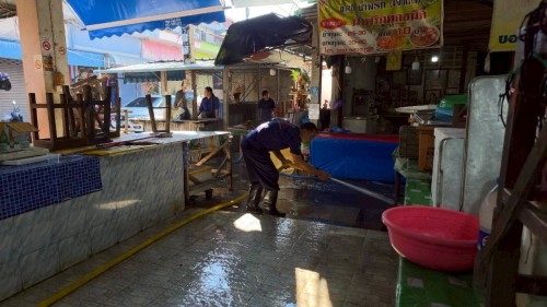 เทศบาลนครแม่สอด ลงพื้นที่ทำความสะอาดตลาดสดบ้านเหนือ เพื่อความสะอาดปลอดภัยถูกสุขอนามัย